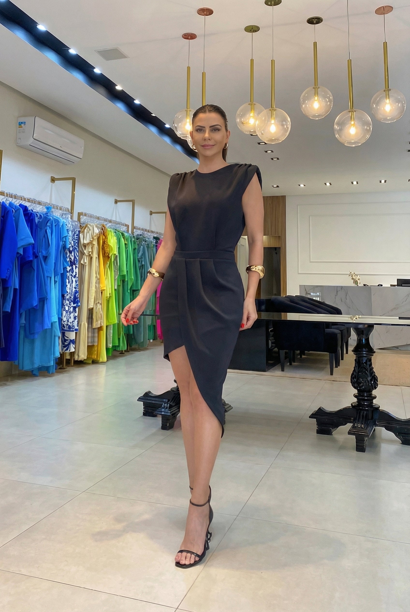 Alessia · Vestido Elegante Corte Moderno